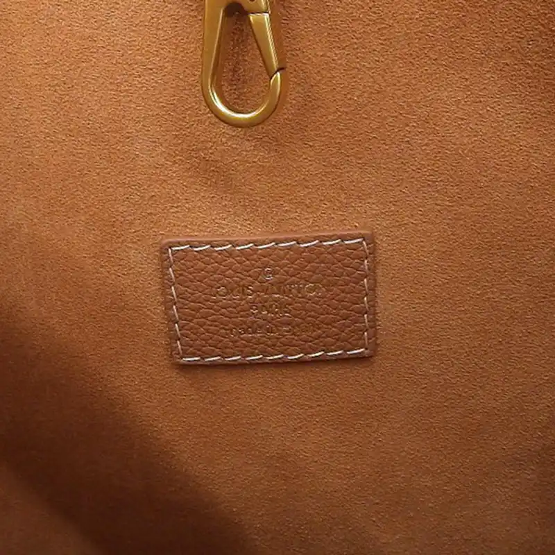 http://ルイヴィトン%20LOUIS%20VUITTON%20ロウキー・ホーボーPM%20ショルダーバッグ%20レザー%20コニャック%20M25354%20中古%20LV1669