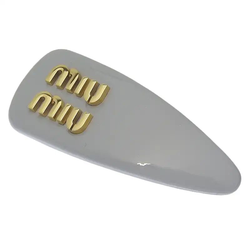 ミュウミュウ MIUMIU ヘアアクセサリー ロゴ バレッタ ヘアクリップ パテントレザー パールグレー 5IF092 069 中古 OBJ0296