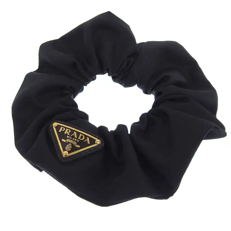 http://プラダ%20PRADA%20シュシュ%20Re-Nylon%20トライアングルロゴ%20ヘアアクセサリー%20ヘアゴム%20ブラック/ゴールド色%201IF015%20中古%20OB2314