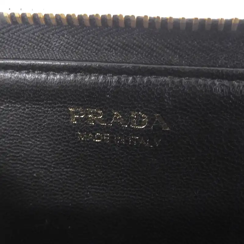 http://プラダ%20PRADA%20キーケース%20カードホルダー%20コインケース%20サフィアーノ%20レザー%20ブラック%201PP122%20中古%20OBB0607