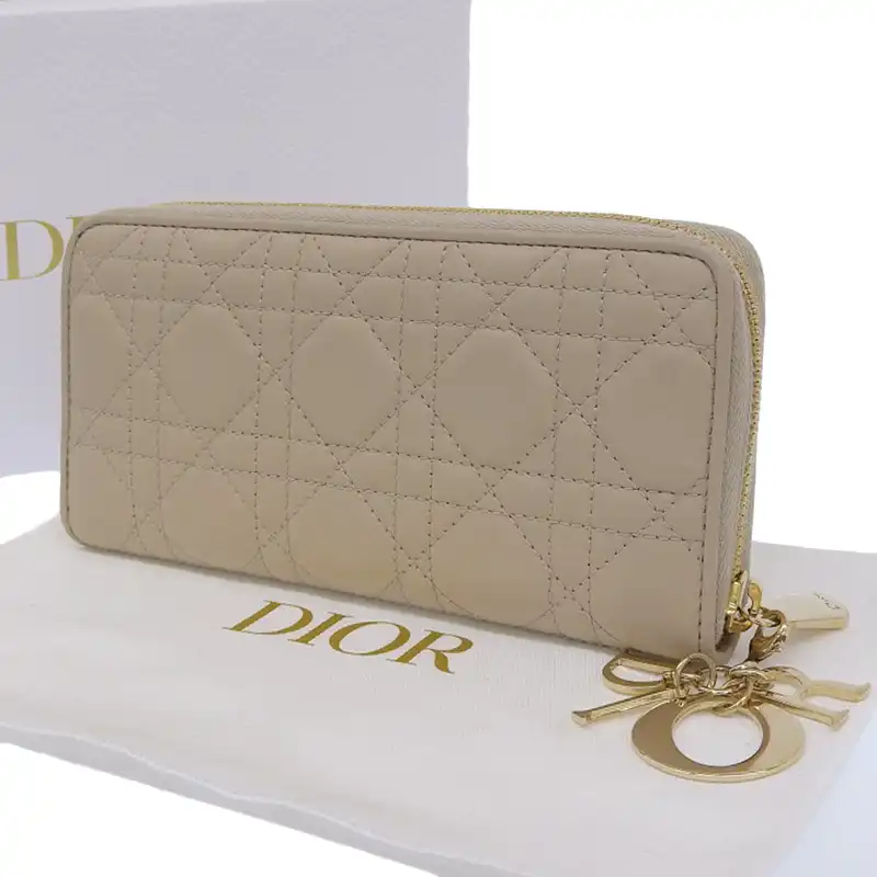 http://ディオール%20レディディオール%20ヴォヤージュ%20長財布%20ラウンドファスナー%20カナージュ%20レザー%20ベージュ%20S00070NMJ%20中古%20OBB0610