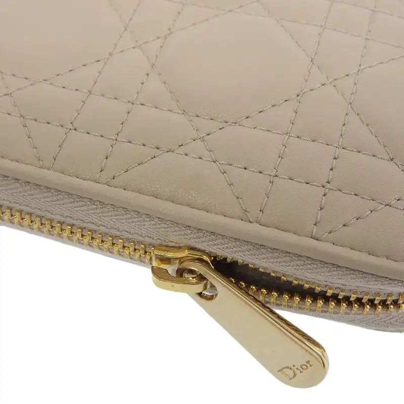 http://ディオール%20レディディオール%20ヴォヤージュ%20長財布%20ラウンドファスナー%20カナージュ%20レザー%20ベージュ%20S00070NMJ%20中古%20OBB0610