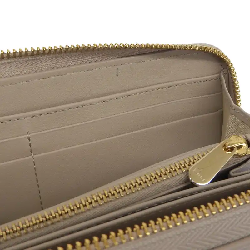 http://ディオール%20レディディオール%20ヴォヤージュ%20長財布%20ラウンドファスナー%20カナージュ%20レザー%20ベージュ%20S00070NMJ%20中古%20OBB0610