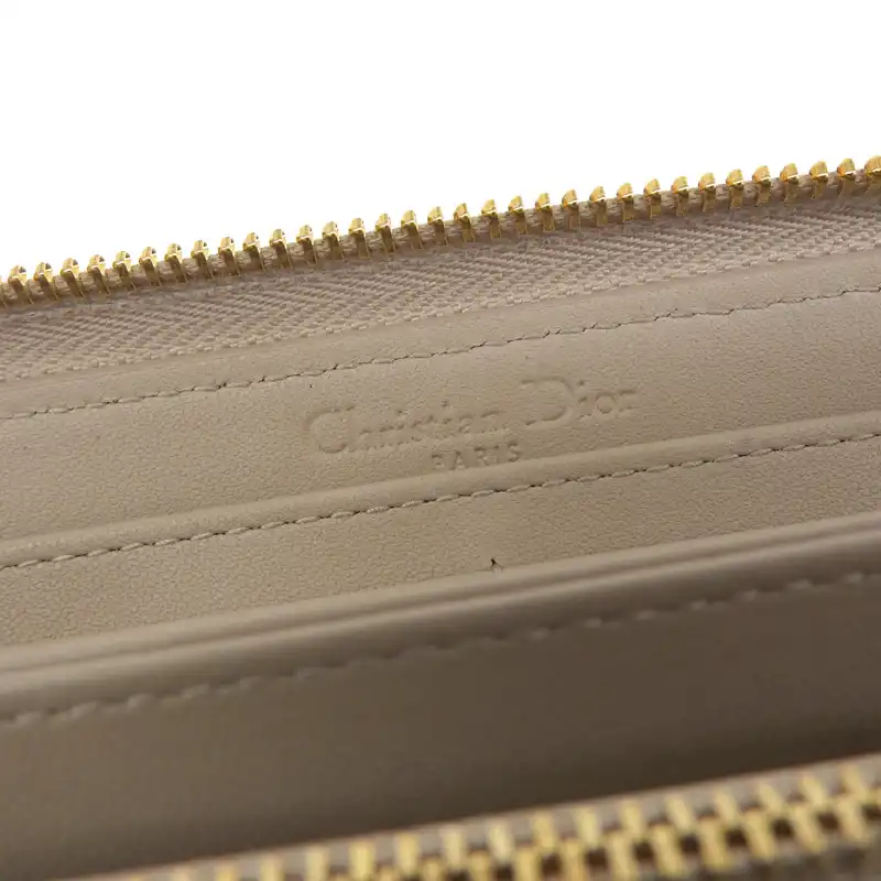 http://ディオール%20レディディオール%20ヴォヤージュ%20長財布%20ラウンドファスナー%20カナージュ%20レザー%20ベージュ%20S00070NMJ%20中古%20OBB0610