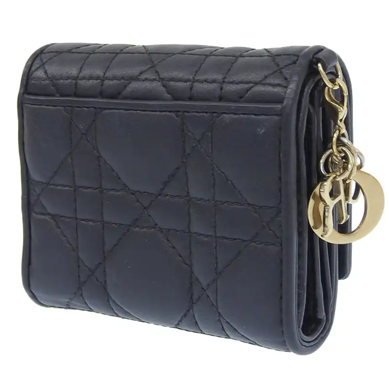http://ディオール%20CHRISTIAN%20DIOR%20レディディオール%20ロータスウォレット%20三つ折り財布%20カナージュ%20レザー%20ブラック%20中古%20OBB0612