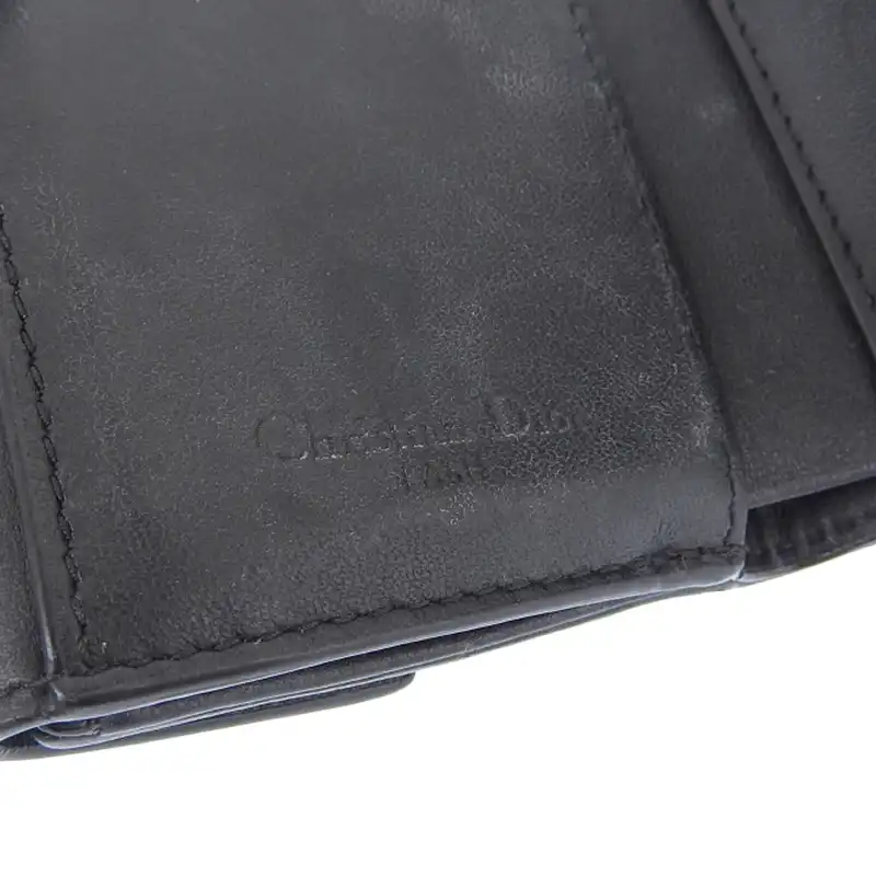 http://ディオール%20CHRISTIAN%20DIOR%20レディディオール%20ロータスウォレット%20三つ折り財布%20カナージュ%20レザー%20ブラック%20中古%20OBB0612