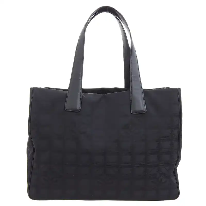 http://シャネル%20CHANEL%20ニュートラベルラインMM%20トートバッグ%20ナイロン/レザー%20ブラック%20中古%20CH1012