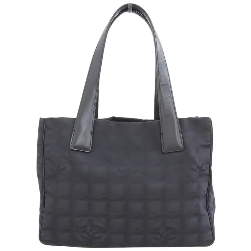 http://シャネル%20CHANEL%20ニュートラベルラインPM%20トートバッグ%20ナイロン/レザー%20ブラック%20中古%20CH1055