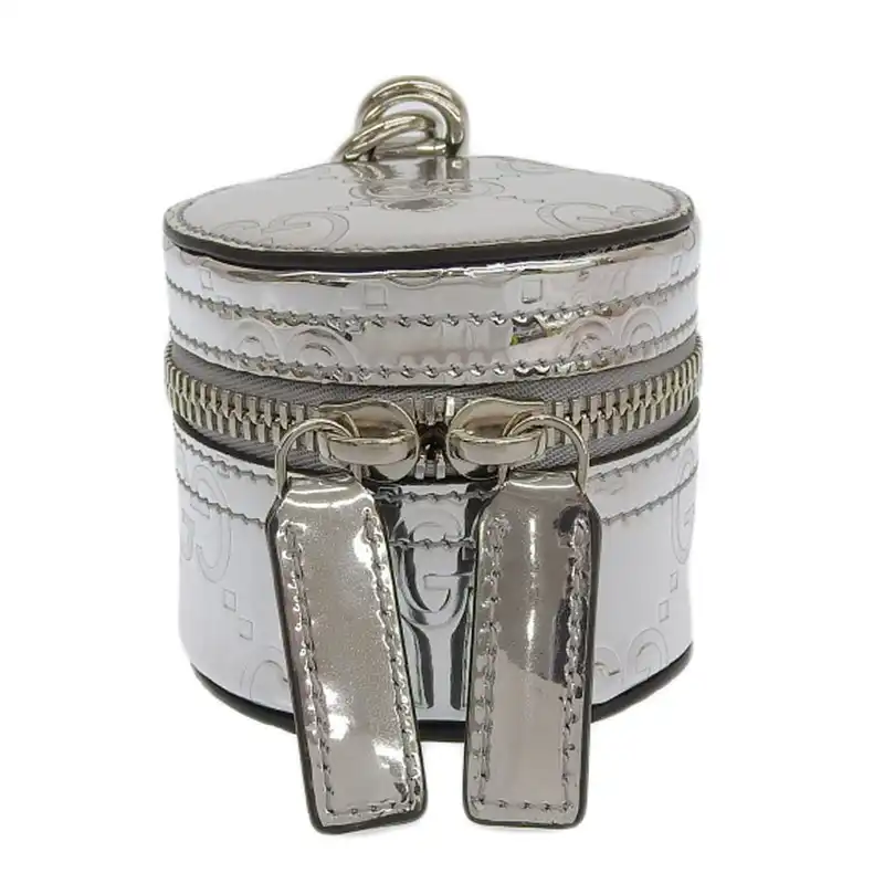 http://グッチ%20GUCCI%20バッグチャーム%20キーホルダー%20小物入れポーチ%20GGエンボス%20シルバー%20中古%20GU0644