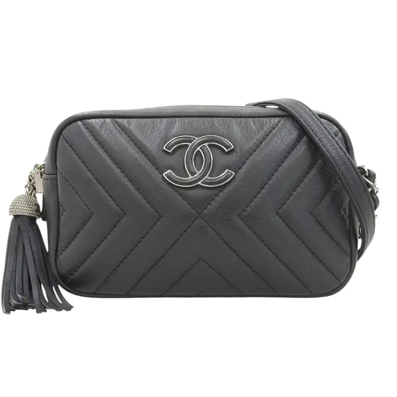 http://シャネル%20CHANEL%20シェブロン%20Vステッチ%20フリンジ%20チェーンショルダー%20ショルダーバッグ%20レザー%20ブラック%20A57617%2025番台%20中古%20CH1011