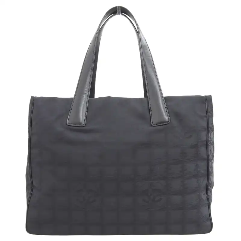 http://シャネル%20CHANEL%20ニュートラベルラインMM%20トートバッグ%20ナイロン/レザー%20ブラック%208番台%20中古%20CH1079