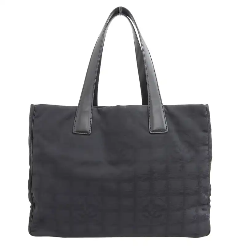 http://シャネル%20CHANEL%20ニュートラベルラインMM%20トートバッグ%20ナイロン/レザー%20ブラック%208番台%20中古%20CH1080