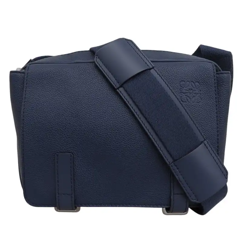 http://ロエベ%20LOEWE%20ミリタリーメッセンジャー%20ショルダーバッグ%20斜め掛けショルダー%20レザー%20ネイビー%20中古%20OB2707