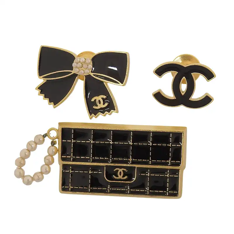 http://シャネル%20CHANEL%20バッグ%20リボン%20ココマーク%20フェイクパール%20ピンブローチ%203点セット%20ブラック%20ゴールド色%2002A%20中古%20CH1100