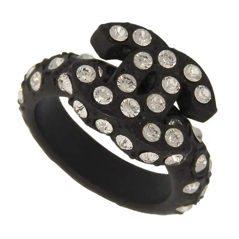 http://シャネル%20CHANEL%20ココマーク%20ラインストーン%20リング%20ブラック%2012.5号%2002A%20中古%20CH1101