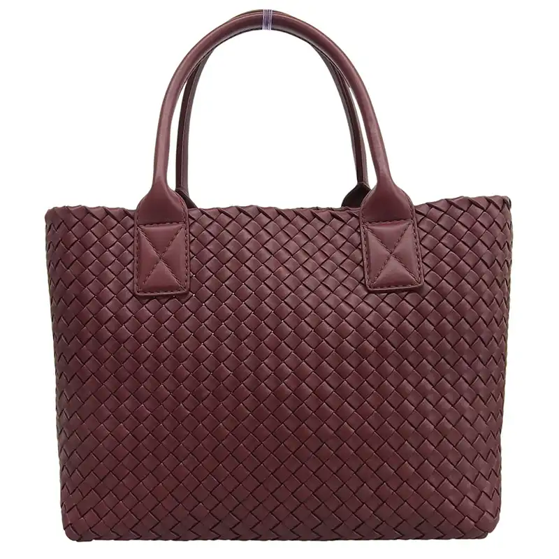 http://ボッテガヴェネタ%20BOTTEGA%20VENETA%20イントレチャート%20カバPM%20トートバッグ%20レザー%20ボルドー%20中古%20OB2787