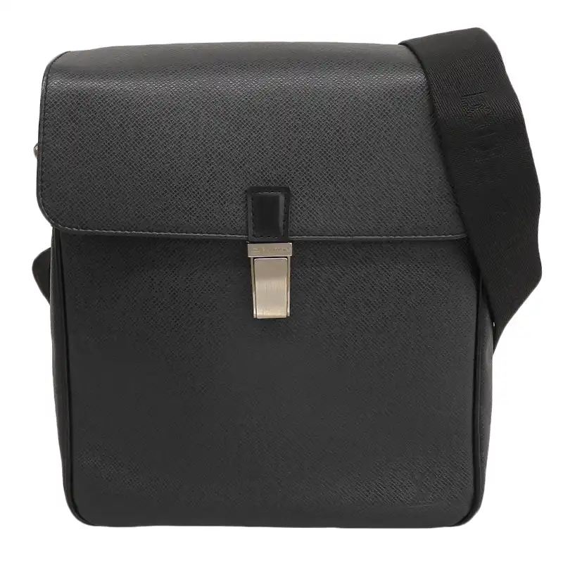 http://ルイヴィトン%20LOUIS%20VUITTON%20タイガ%20ヤランガ%20ショルダーバッグ%20アルドワーズ%20ダークグレー%20M30822%20中古%20LV2144