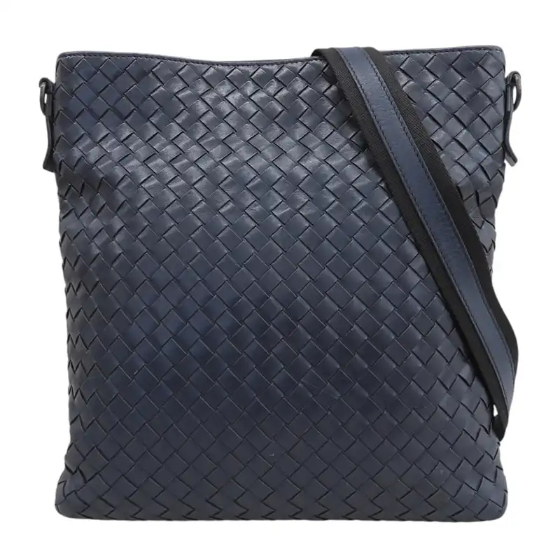 http://ボッテガヴェネタ%20BOTTEGA%20VENETA%20イントレチャート%20ショルダーバッグ%20斜め掛けショルダー%20レザー%20ネイビー%20中古%20OB2907