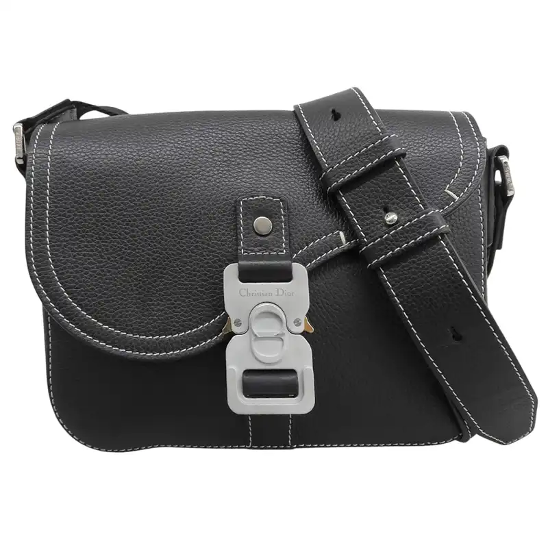 http://ディオール%20CHRISTIAN%20DIOR%20ショルダーバッグ%20斜め掛け%20メッセンジャーバッグ%20レザー%20ブラック%20中古%20OB2909