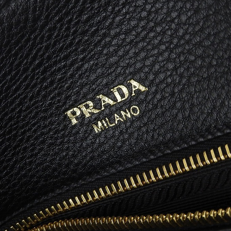 PRADA - ほぼ未使用 保存袋付 PRADA プラダ ロゴ 金具 ヴィッテロ